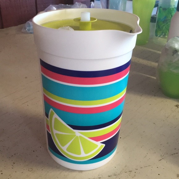 Tupperware pitcher - Picture 4 of 4